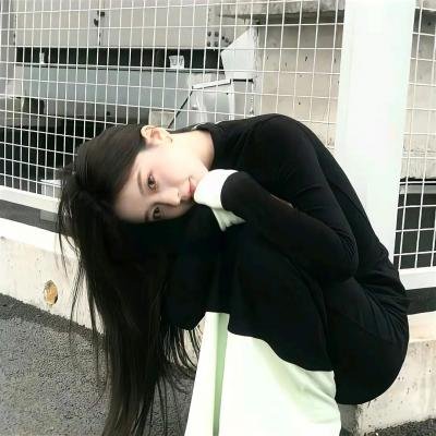 头部网红旧照被扒，一个月内幕曝光，双方工作室齐声否认